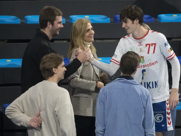 SUS HIJOS, SU GRAN APOYO. Cristina, madre orgullosa, con Juan y Miguel tras ver un partido de balonmano de Pablo. Tanto ellos como Irene han estado pendientes de la Infanta durante el proceso de divorcio.