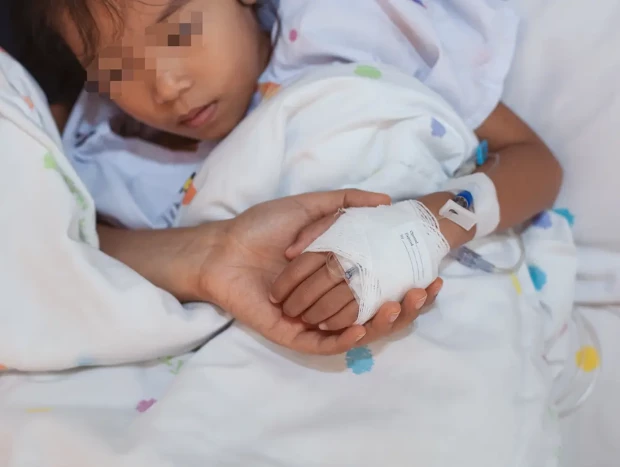Niña ingresada en un hospital