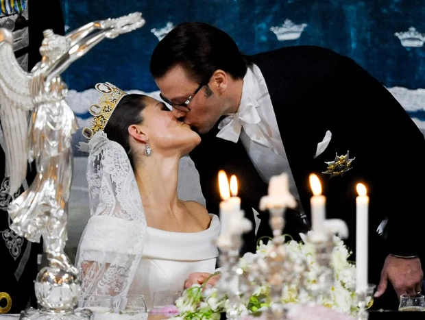 Daniel besa a su princesa durante el banquete nupcial.