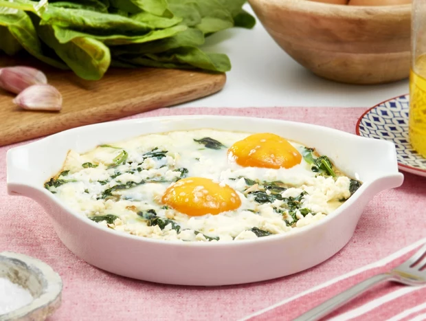 Huevos al horno con espinacas y queso feta