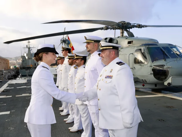 La Princesa Leonor saludando a sus superiores en Gran Canaria