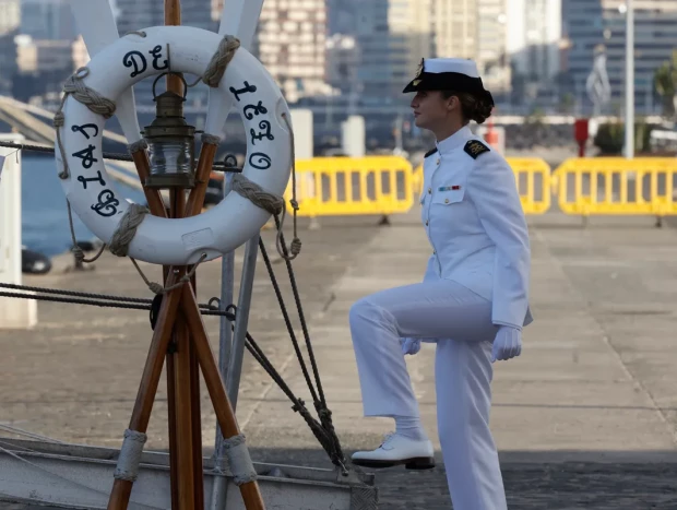 La Princesa Leonor embarcando la fragata