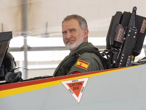 El rey prueba el avión en el que se formará la princesa Leonor en la Academia del Aire