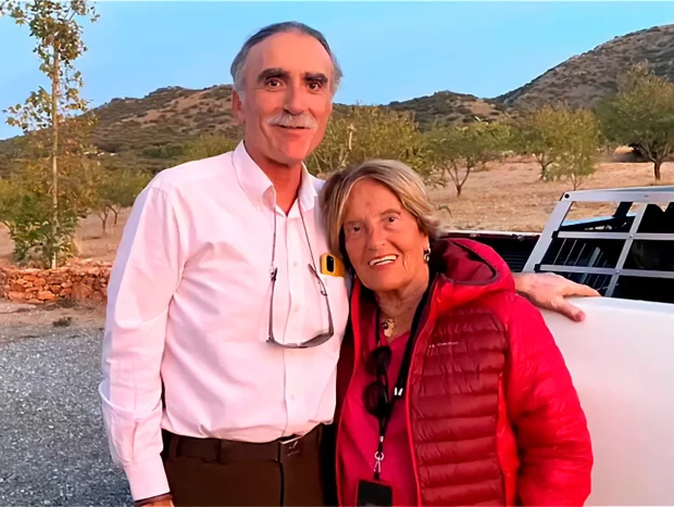 Juan y Medio con su madre.