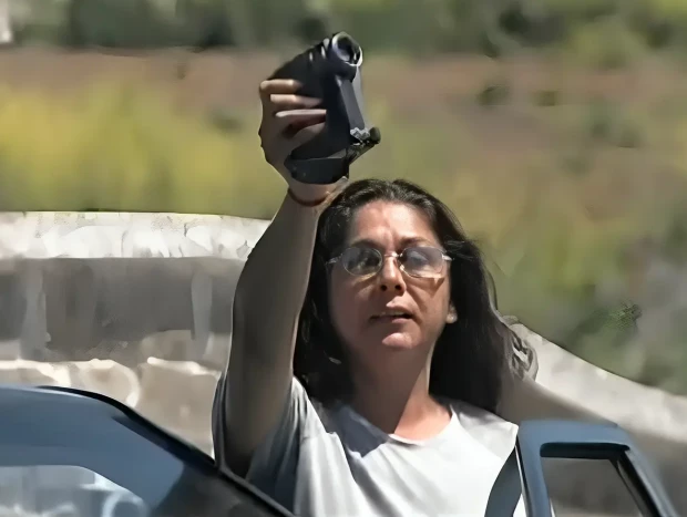 Isabel Pantoja con la videocámara en la mano.