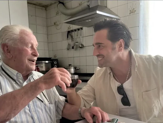 Bustamante con su abuelo sonriendo