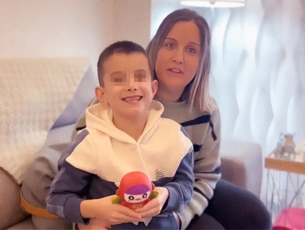 NICO. Tiene 9 años y le diagnosticaron esclerosis tuberosa. Su Nica ha salido de viaje desde Valga (Pontevedra) y está deseando pasar por muchísimas familias para poder seguir sumando dinero a esta causa tan importante. "Necesitamos más información y más comprensión", explica su madre.