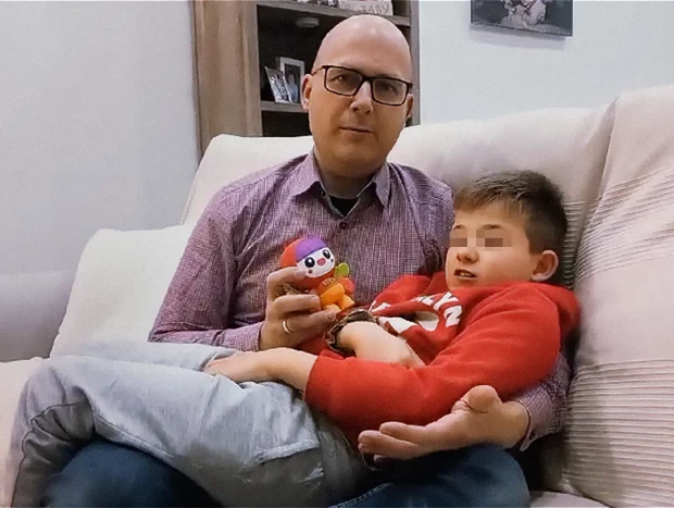 PABLO. Este pequeño valenciano, de 9 años, todavía no tiene un diagnóstico y, por lo tanto, no puede tener un pronóstico que pueda seguir. Su Nica ha salido desde Valencia y él y su familia desean que recaude muchísimo para esta causa. “Pablo es muy curioso y muy alegre”, dice su padre.
