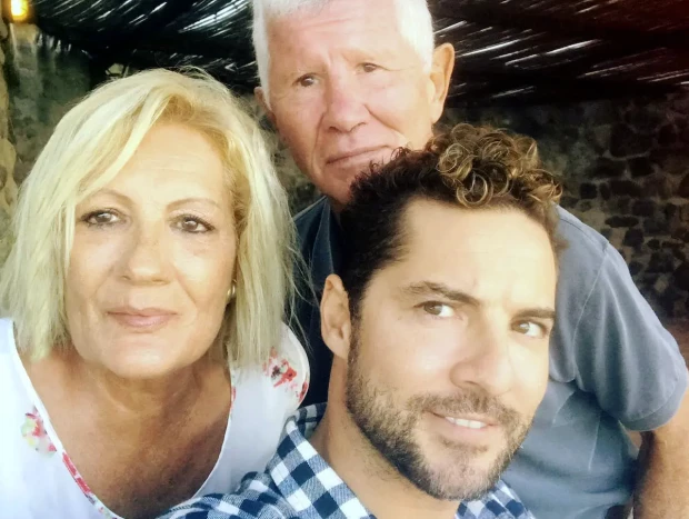 Bisbal junto a sus padres