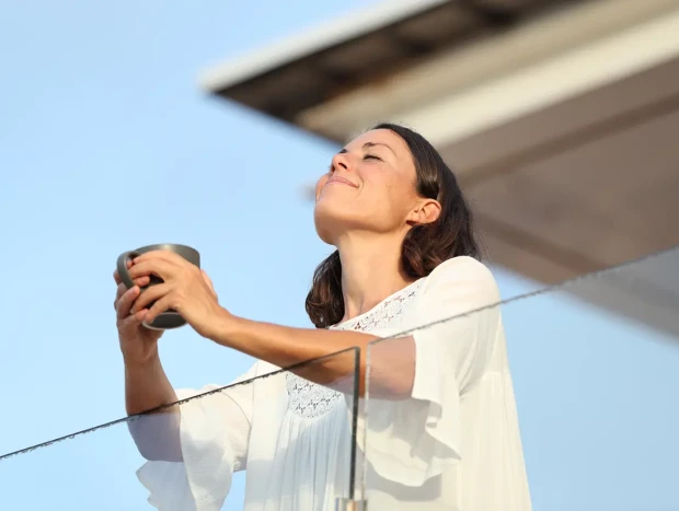 Chica feliz en un balcón
