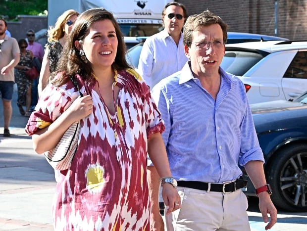 José Luis Martínez Almeida y Teresa Urquijo, embarazada, llegando al hospital