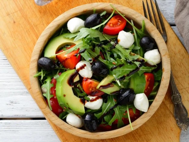 Ensalada caprese con un toque de aguacate