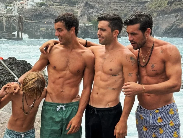 Óscar Casas y sus hermanos
