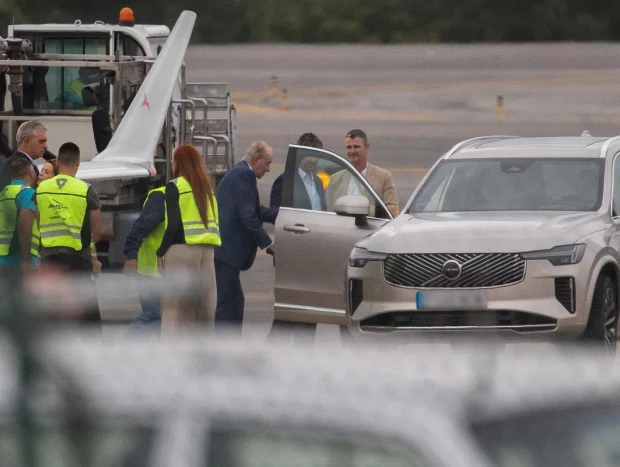 El rey emérito Juan Carlos I (c) aterriza este jueves en Vigo, desde donde se ha trasladado por carretera a Sanxenxo para disfrutar de la vela (EFE)