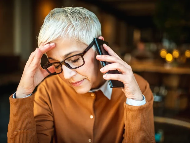 Mujer preocupada llamando por teléfono