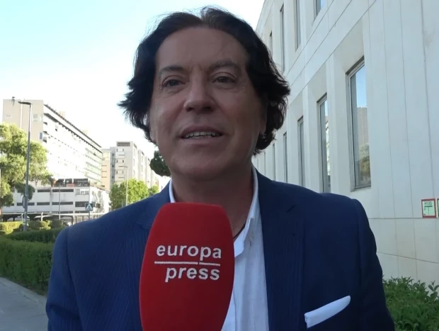 Pipi Estrada hablando con la prensa.