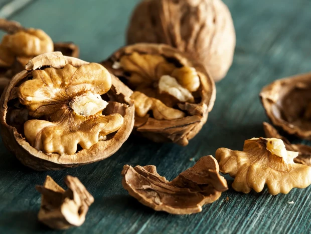 Las nueces son ricas en Omega 3, fibra y selenio, tres nutrientes que combaten activamente la inflamación silenciosa.