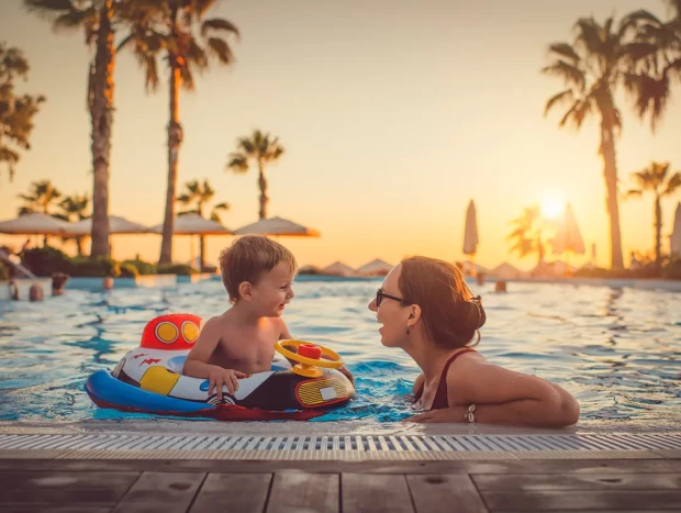 Madre e hijo en piscina