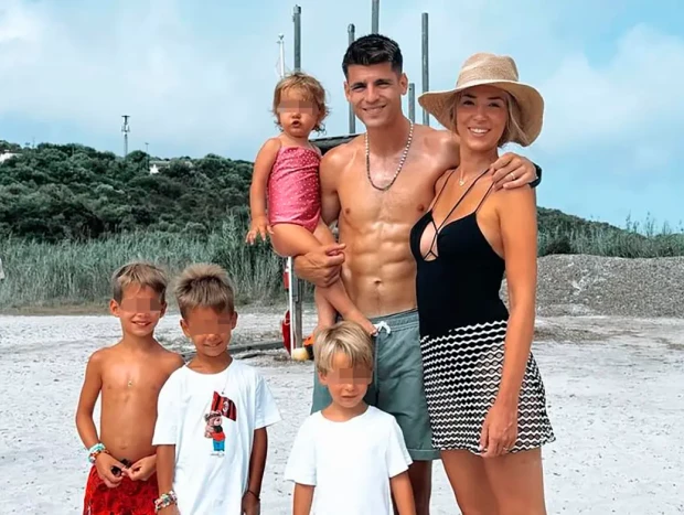 Álvaro Morata con Alice Campello y sus hijos en la playa.