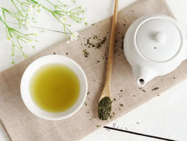 El té verde es la variedad que aporta más catequinas, un compuesto de gran efecto antioxidante.