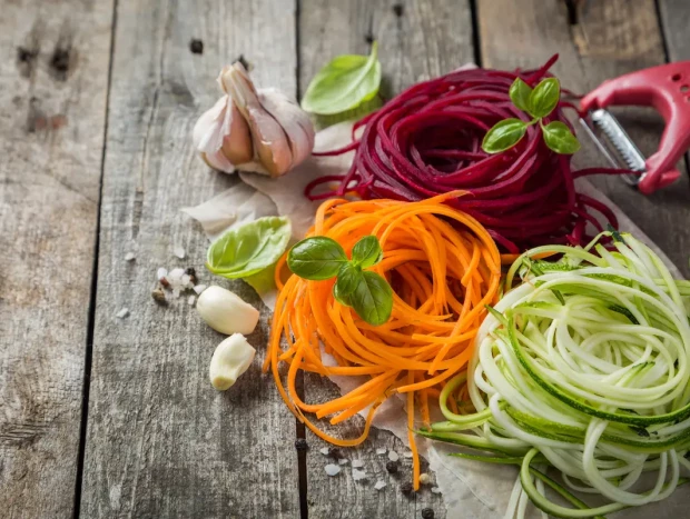 Los alimentos ricos en vitamina K, además de proteger las encías, reducen el riesgo de sufrir Alzheimer.