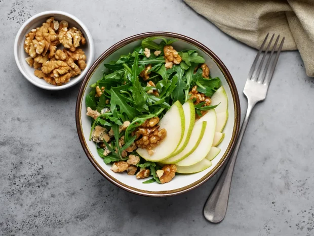 Las nueces son el fruto seco que aporta mayores dosis de ácidos grasos Omega 3, una grasa que sólo podemos obtener a través de los alimentos que consumimos.