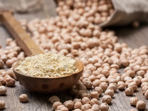 Tanto los garbanzos como la harina de garbanzos, que puede sustituir al huevo en rebozados y tortillas, te darán mucho juego.