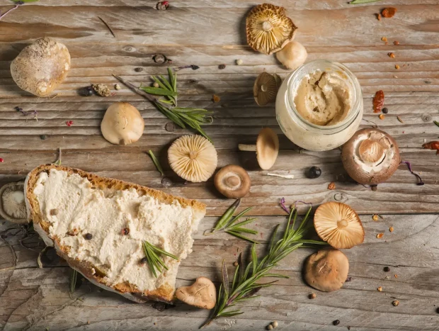Combina pasta de sésamo con nueces, setas al vapor, ajo y hierbas aromáticas y obtendrás un paté vegetal delicioso y nutritivo.