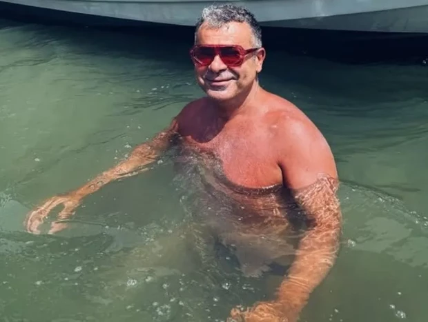 Jorge Javier Vázquez dándose un baño en una playa en Tailandia