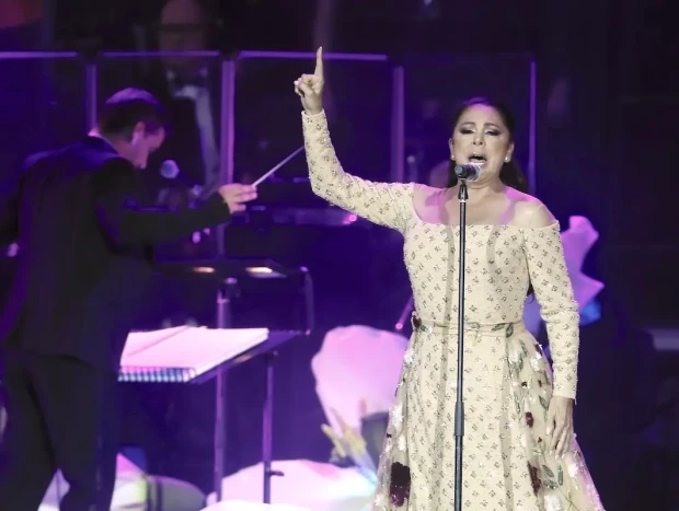 Isabel Pantoja cantando