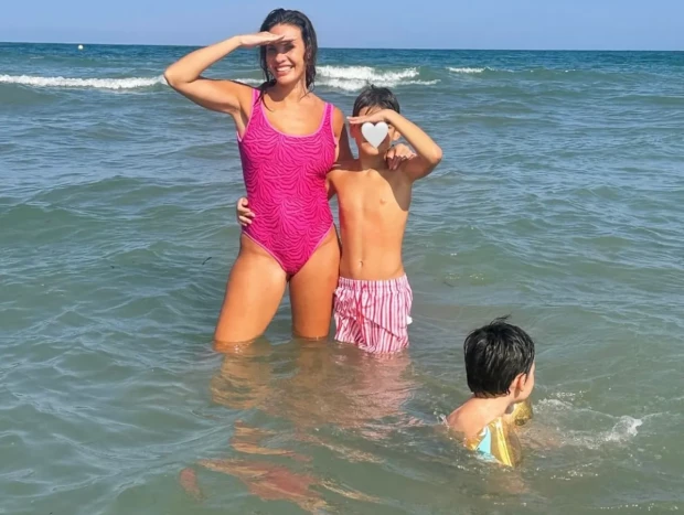 Jessica Bueno con sus hijos en la playa