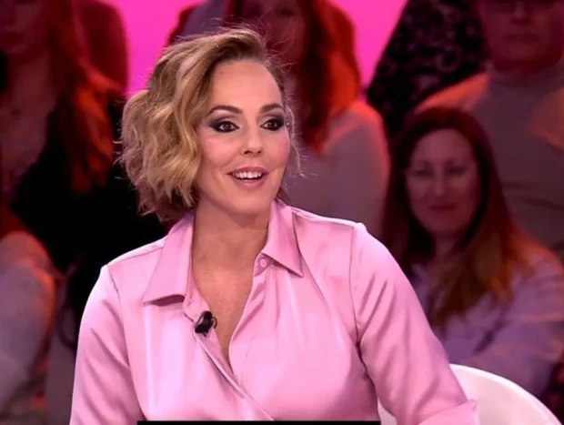 Rocío Carrasco en una imagen en un plató de TV vestida de rosa.