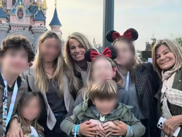 Cari Lapique junto a su hija, Carla Goyanes y sus nietos