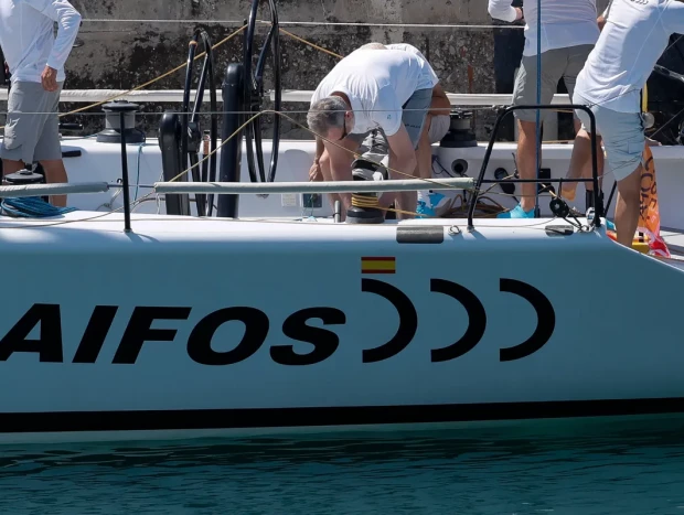 El Rey Felipe VI embarcando en el velero