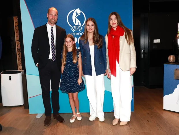 Leonor y Sofía, muy cariñosas con las jugadoras de la selección femenina de fútbol tras la final