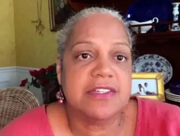 Ronna Keith en una captura de Telecinco, hablando con TardeAR