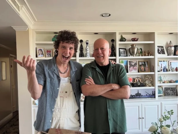 Bruce Willis con su yerno, Justin Acee
