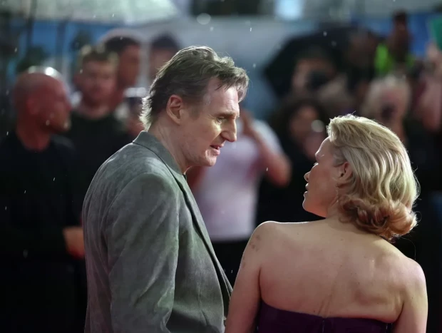 Pamela Anderson y Liam Neeson en la Premiere de Leicester Square