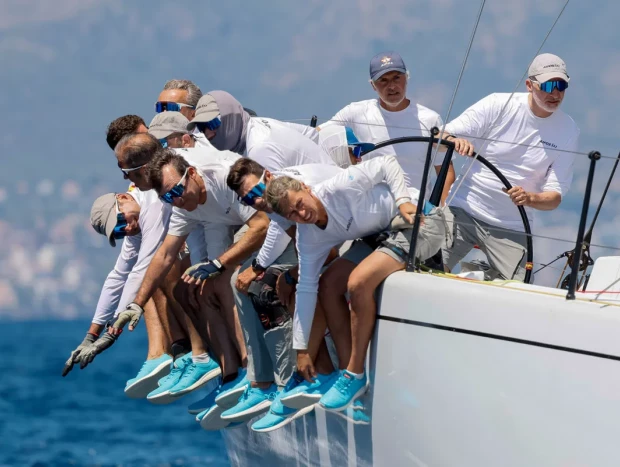 Felipe VI junto a la tripulación en el velero Aifos