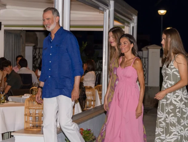 Los reyes Felipe VI (i) y Letizia (d), la princesa Leonor (2i detrás) y la infanta Sofía (d detrás), tras visitar la exposición de Joan Miró este martes en la Lonja de Palma. EFE
