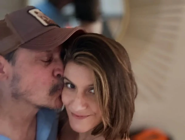 Sergio Peris besando a su pareja