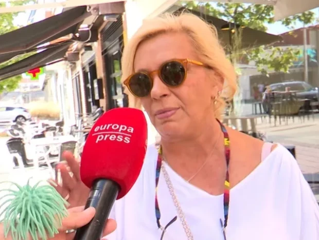 Carmen Borrego ante los micros de EP hablando de Paola Olmedo