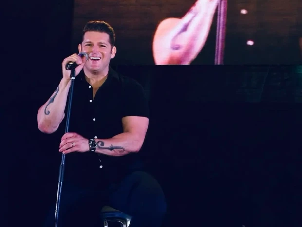 Manu Tenorio cantando