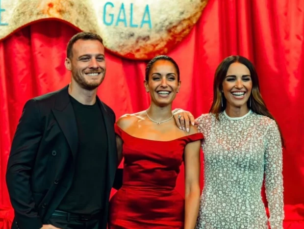 Hiba Abouk y Paula Echevarría junto al actor Kerem Bürsin