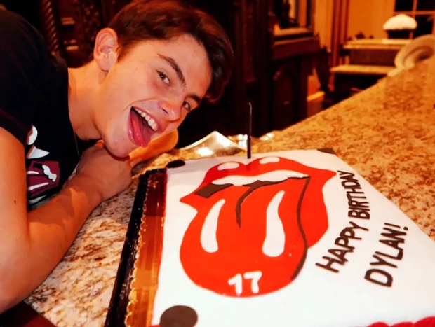 Dylan, disfrutando de sus tartas en imágenes compartidas por su madre.