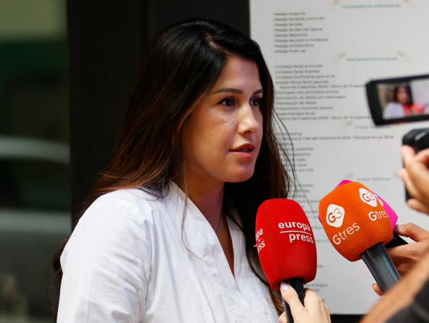 Gabriela Guillen en una imagen de EP ante los reporteros de varias cadenas y agencias