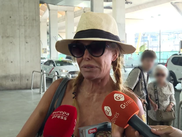 Lara Dibildos habla de Rocío Carrasco y de otros temas con reporteros (EP)