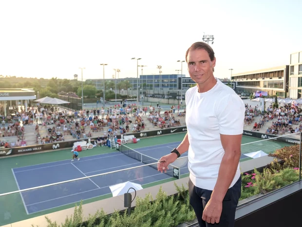 Rafa Nadal junto a una pista de tenis.