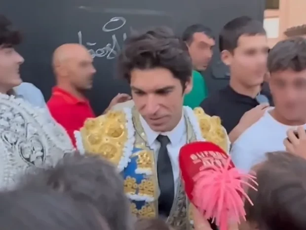 Cayetano Riveraa la salida la plaza de toros de Cuenca a 28 de Agosto de 2025 en Cuenca, hablando con los medios (España)