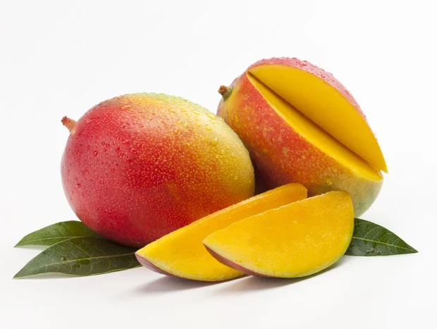 Fruto de mango fresco cortado, ideal para un batido saludable y proteico